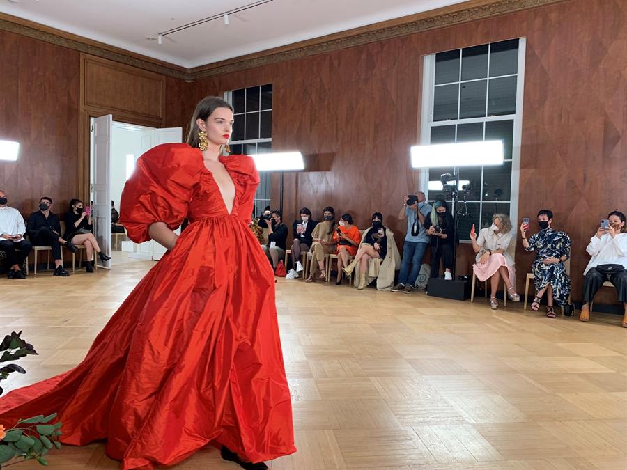 Carolina Herrera regresa a sus raíces: Se cumplen 40 años de su debut en la pasarela de Nueva York (Fotos)