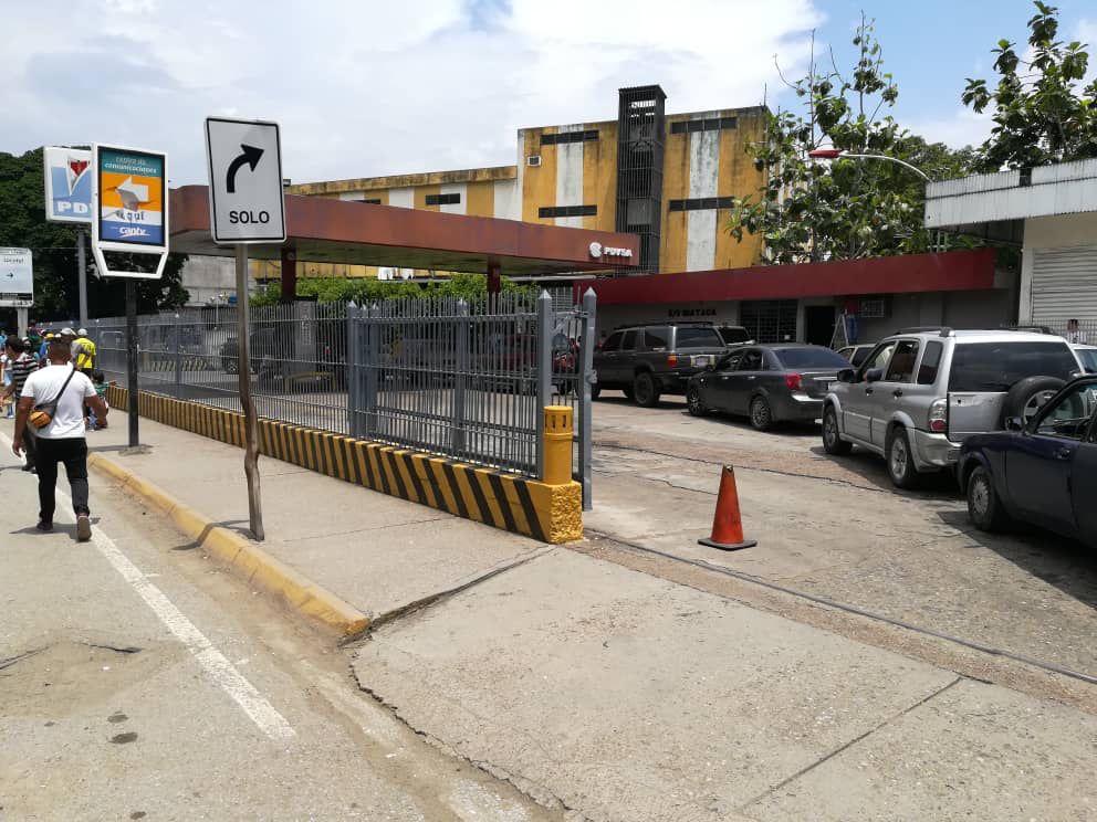 Hizo la última cola de su vida: abuelo murió llenando su tanque de gasolina en Maracay (VIDEO)