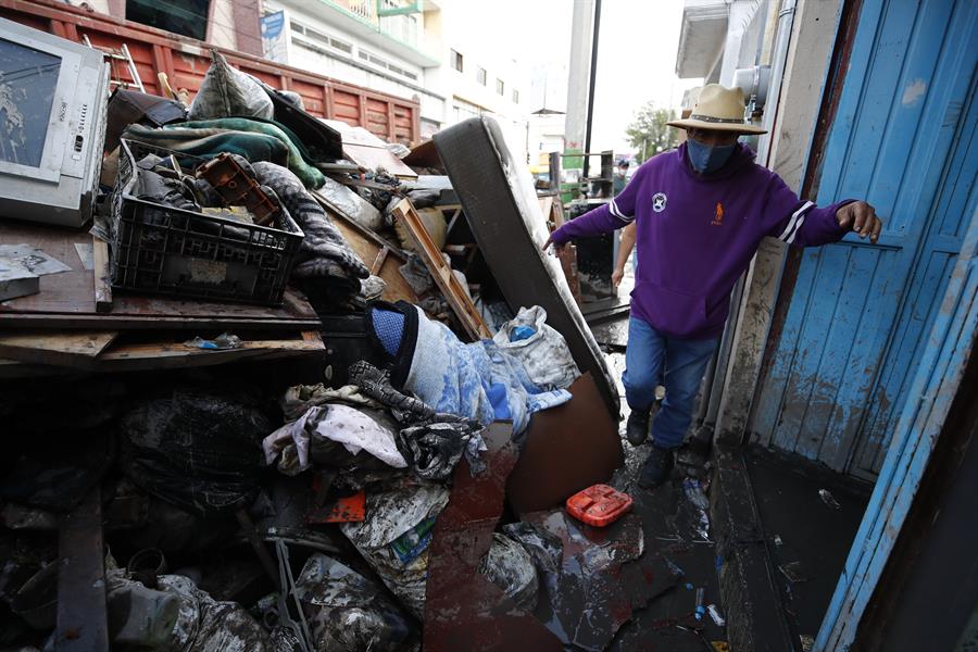 Afectados por lluvias en México rescatan entre el lodo lo poco que les queda