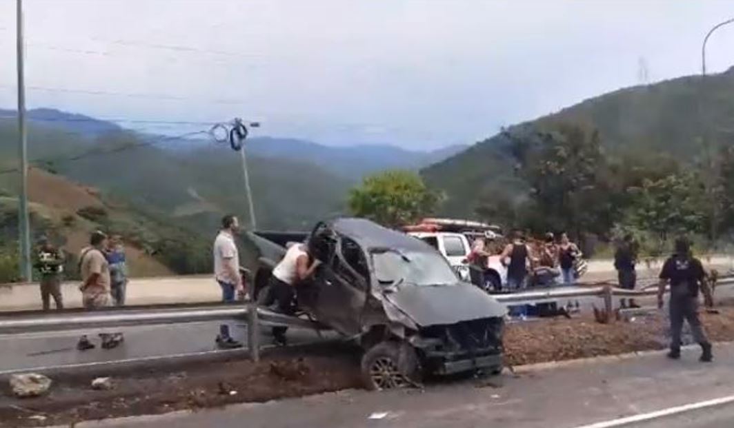 Al menos tres heridos dejó accidente de tránsito en la autopista Caracas – La Guaira