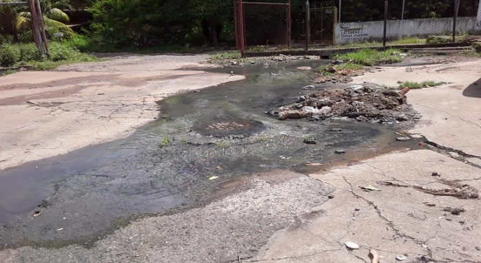 Denuncian que cientos de niños se ven afectados por las lluvias y aguas servidas en Maturín