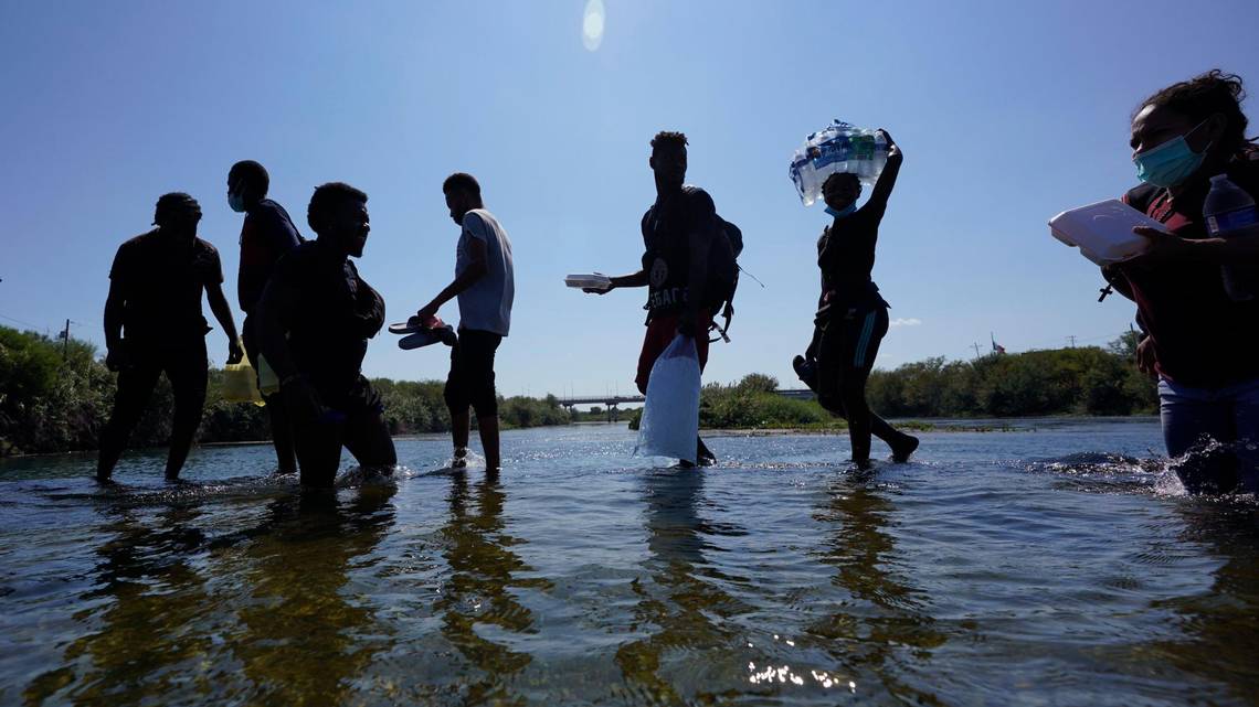 Juez suspendió preparativos de Biden para rescindir la norma migratoria Título 42