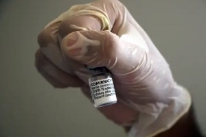 China aprueba ensayos clínicos de vacuna propia contra la cepa ómicron