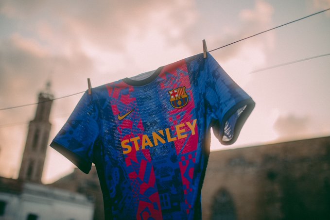 El Barcelona presenta un nuevo uniforme para jugar la Champions League (FOTOS)