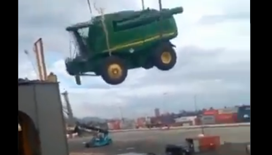 ¡Fuera abajo! Cosechadora fue destruida luego que la dejaran caer en Puerto Cabello (VIDEO)