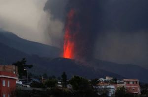 La lava del volcán de La Palma acelera su velocidad
