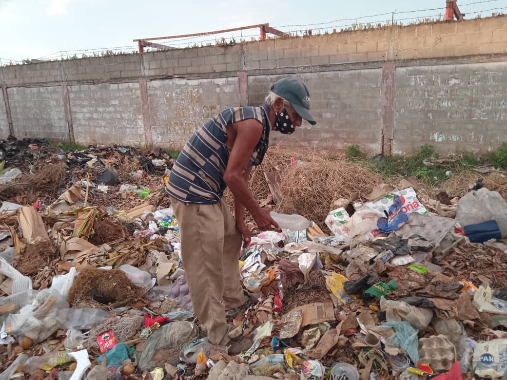 Entre la indigencia y el hambre: En el Zulia abuelos venden basura para comer (Fotos)
