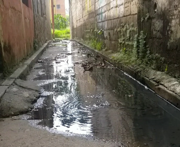 Unas 30 familias viven encerradas en sus casas por la hediondez de las cloacas en Bejuma (FOTOS)