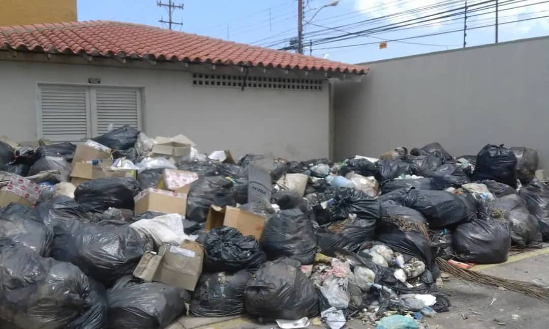 En Barcelona unas 500 familias temen epidemia por basura que no recoge Recibar