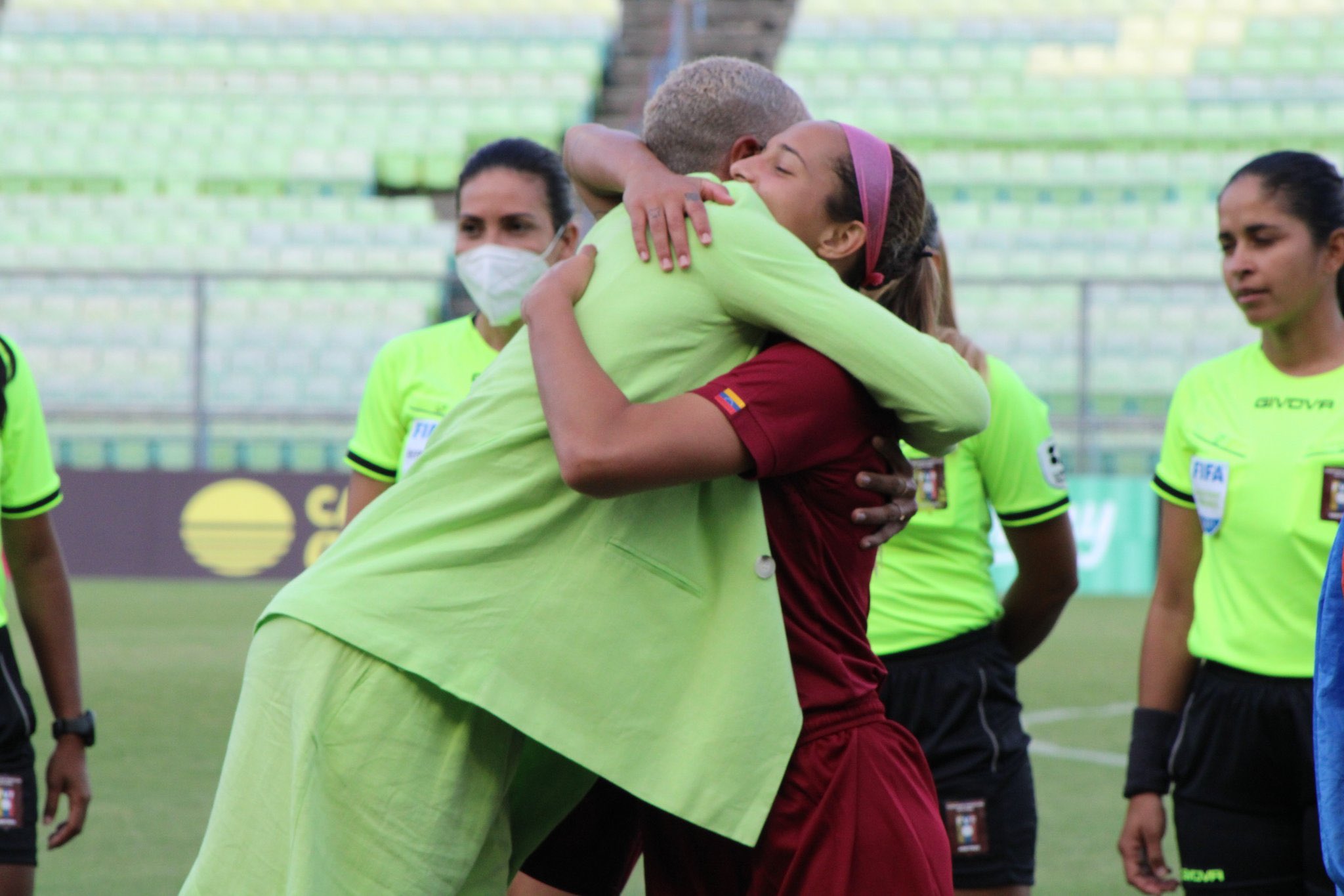 En IMÁGENES: El emotivo encuentro de Yulimar Rojas y Deyna Castellanos en Caracas