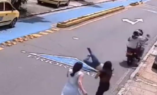La arrastraron por la calle luego de arrebatarle la cartera en Colombia (Video)