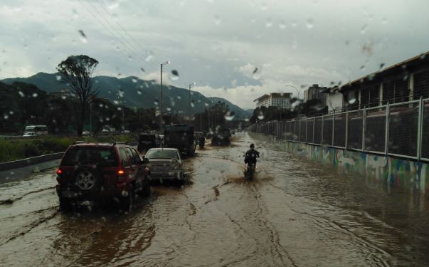 Caracas se anegó nuevamente tras fuertes lluvias con descargas eléctricas (Videos)