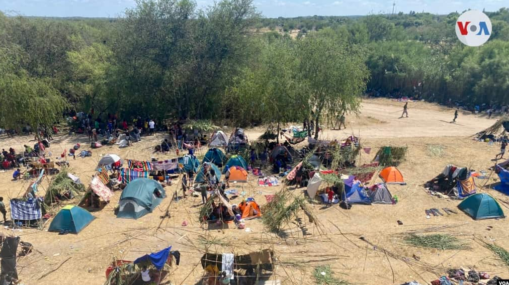 Imágenes: Venezolanos también aguardan en frontera de Texas para entrar a EEUU