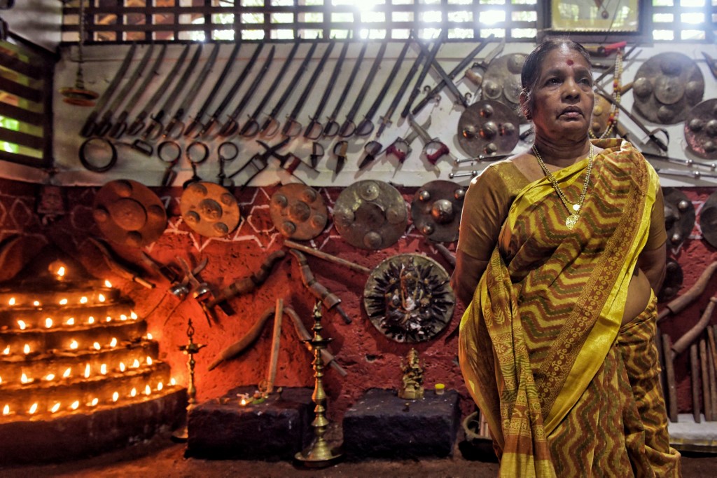 Los impresionantes movimientos de la bisabuela que mantiene con vida el arte marcial más antiguo de India (VIDEO)