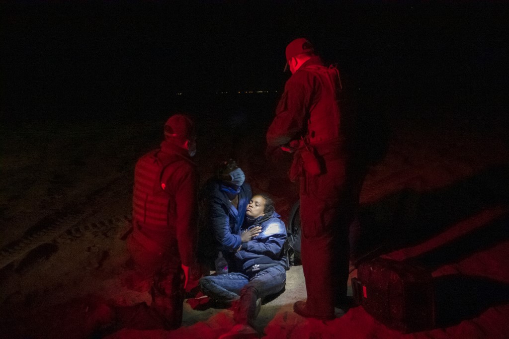 Venezolanos cruzan caminos a través del desierto fronterizo entre Perú y Chile (Fotos)