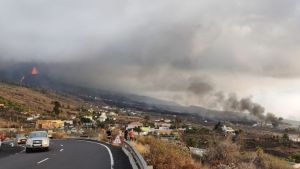 Continúa el caos en La Palma: Evacúan a 800 personas más en la isla ante el avance de la lava