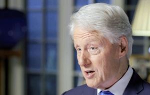 Bill Clinton insta a la comunidad internacional a ponerse del lado de Ucrania