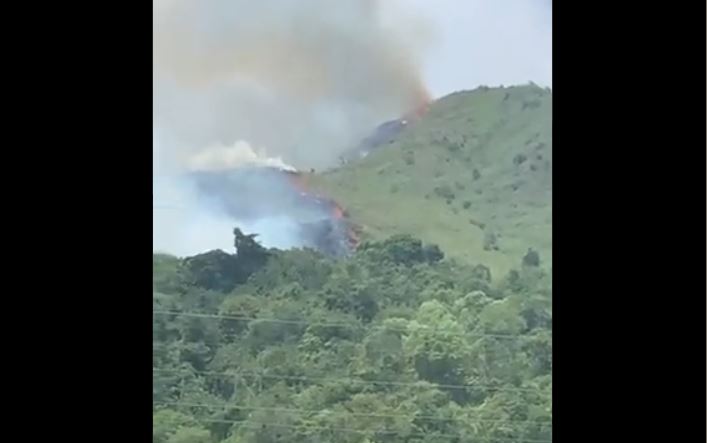 En VIDEO: Bomberos aún no han podido controlar el incendio en el Ávila este #14Oct