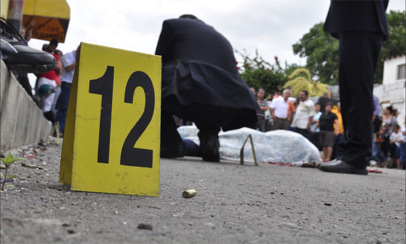 Dentro de un autobús hallaron en estado de descomposición un cadáver en Miranda