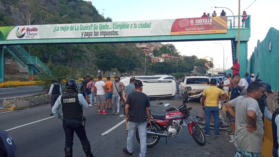 Al menos dos personas heridas tras chocar una camioneta en la cola de gasolina en el puerto de La Guaira #24Oct (FOTOS)