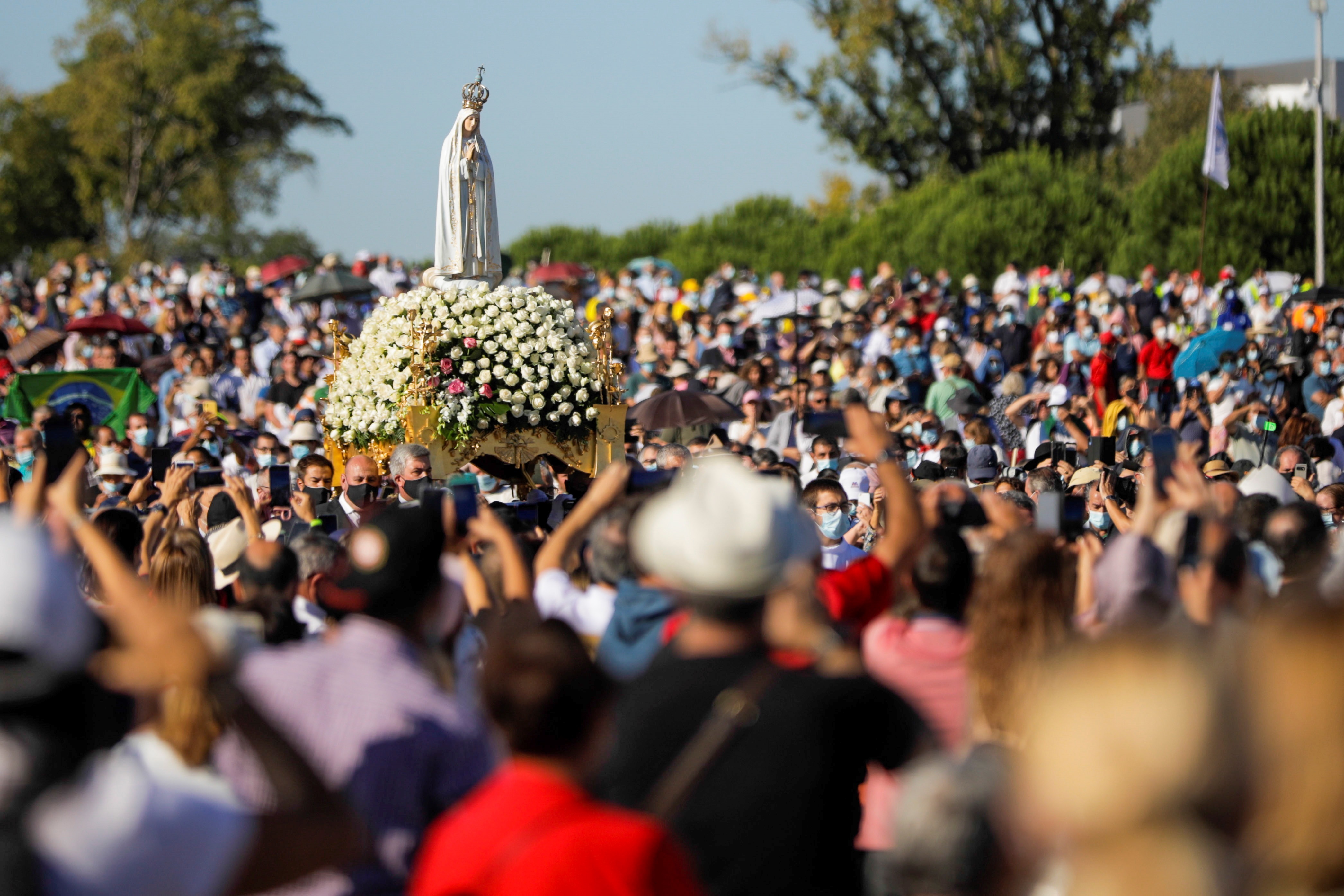 Fátima recobra la normalidad y peregrinos de 14 países llenan el santuario