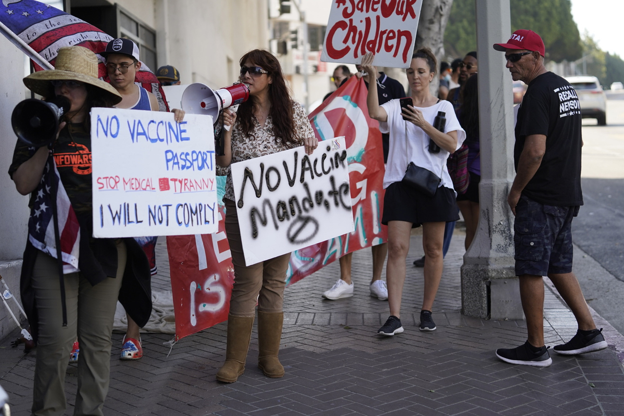 Cientos de padres y estudiantes protestan contra el mandato de vacunas en California