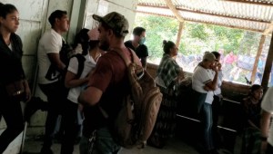 Personal médico que vacunaba en una aldea de Guatemala fue retenido y agredido (fotos y video)