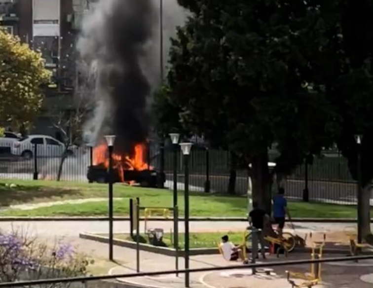 Conmoción en Buenos Aires: Explotó y se incendió un taxi en Recoleta (VIDEO)