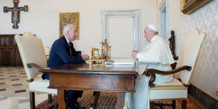 Biden agradeció al papa por hablar en nombre de detenidos injustamente en Venezuela