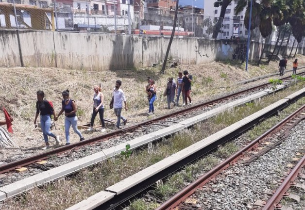 Usuarios caminan por la vías de Metro de Caracas tras apagón #14Oct (VIDEO)