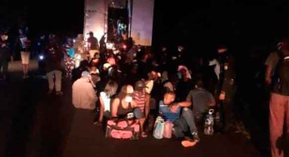 Rescataron al menos 126 migrantes de un contenedor abandonado en Guatemala