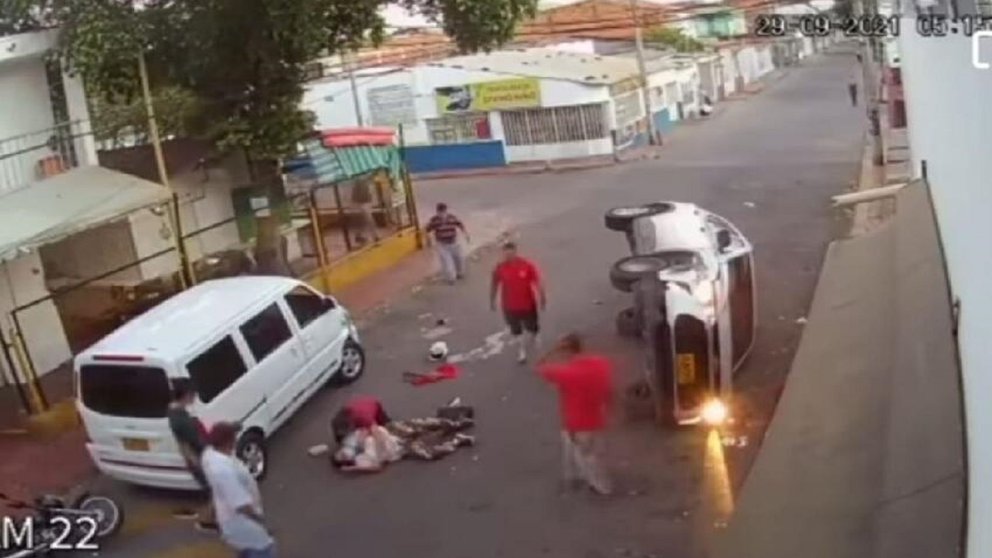 El momento en que un sacerdote borracho arrolló a una mujer en Cúcuta (Imágenes sensibles)