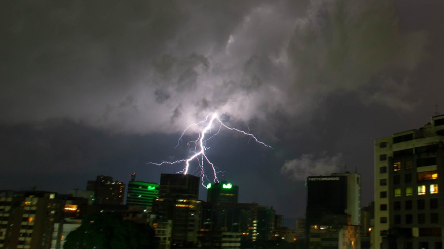 En IMÁGENES: Fuertes lluvias causaron estragos en varias zonas de Caracas este #17Oct