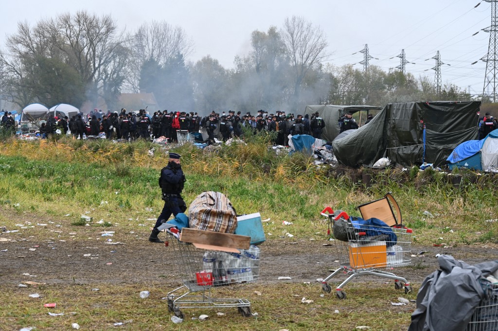 Evacuan un importante campo de migrantes en el norte de Francia