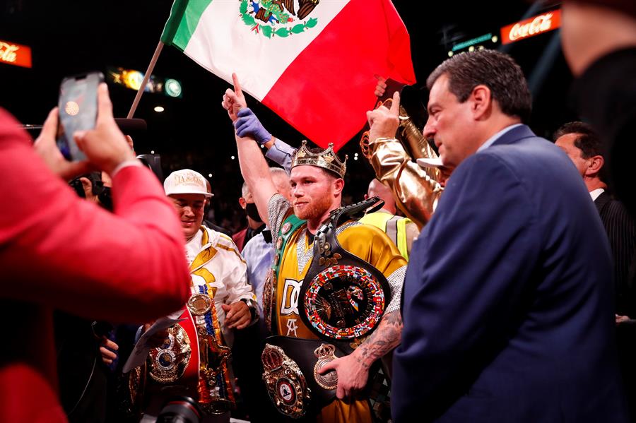 “Canelo” Álvarez venció a Caleb Plant y hace historia como nuevo “rey” del peso supermediano