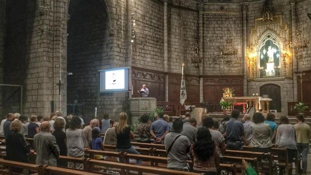 Se llevan el féretro de un funeral al negarse el cura a oficiar la misa entera en castellano, última voluntad de la fallecida