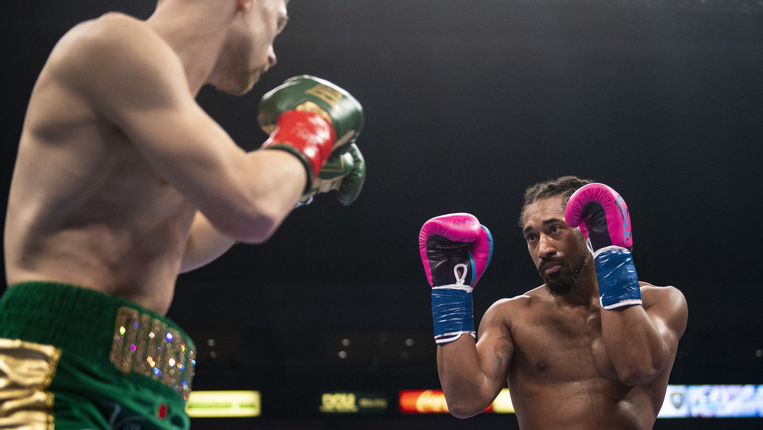 Tres derribos en seis minutos: Demetrius Andrade derrota a Jason Quigley y defiende su cinturón por quinta vez