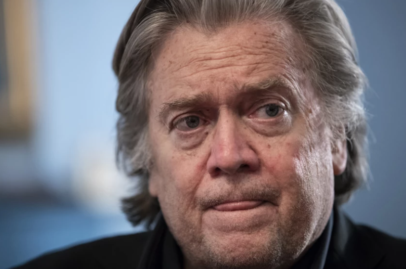 Steve Bannon, ex asesor de Trump fue liberado pero sin pasaporte, tras haberse entregado al FBI (VIDEO)