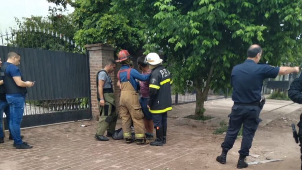 ¡De miedo! Amenazó a todo un barrio mientras jugaba con dos granadas y cerveza en mano (VIDEO)