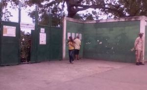 VIDEOS: Centros electorales permanecen abiertos en Vargas la noche de este #21Nov