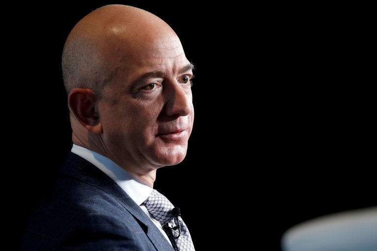 “Las personas nacerán en el espacio y visitarán la Tierra”: Las predicciones de Jeff Bezos sobre el futuro de la humanidad