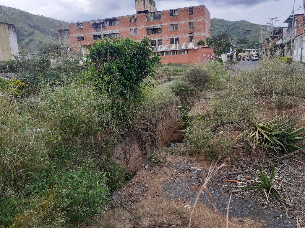 Reparación de tuberías de aguas negras dejó un mal mayor en La Victoria (FOTOS)