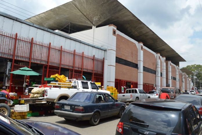 Comerciantes del Mercado Periférico de La Candelaria en Valencia rechazan cierre por elecciones regionales