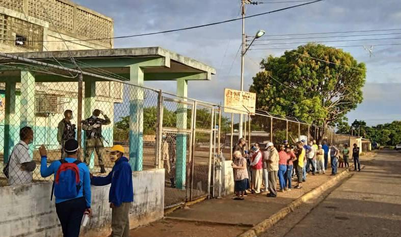 Proceso de votación en Ciudad Bolívar inicia con retrasos por la ausencia de miembros de mesa