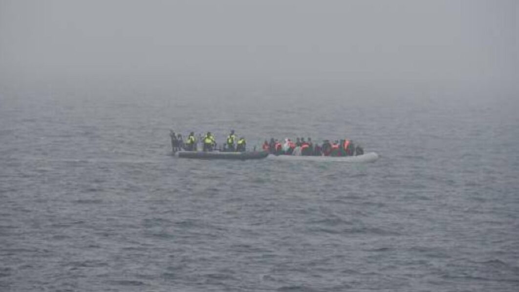Al menos un migrante muerto, otro desaparecido y más de 400 rescatados en el Canal de la Mancha por intentar llegar a Inglaterra