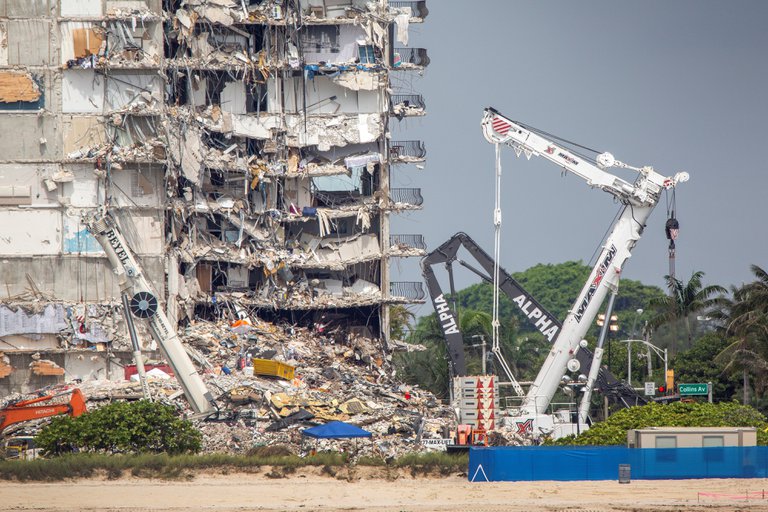 Juez aprueba el pago de más de mil millones de dólares a víctimas de Surfside, un año después del colapso