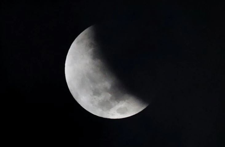 China considera enviar una sonda que recoja muestras de la cara oculta de la Luna
