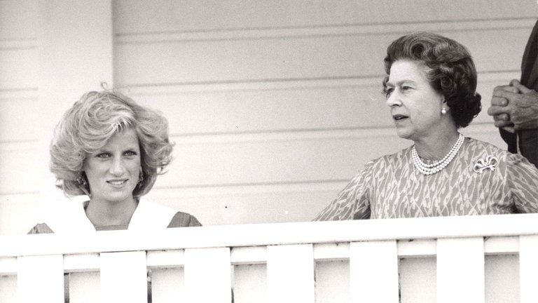 Cómo se desmoronó la relación entre Lady Di y la reina Isabel II