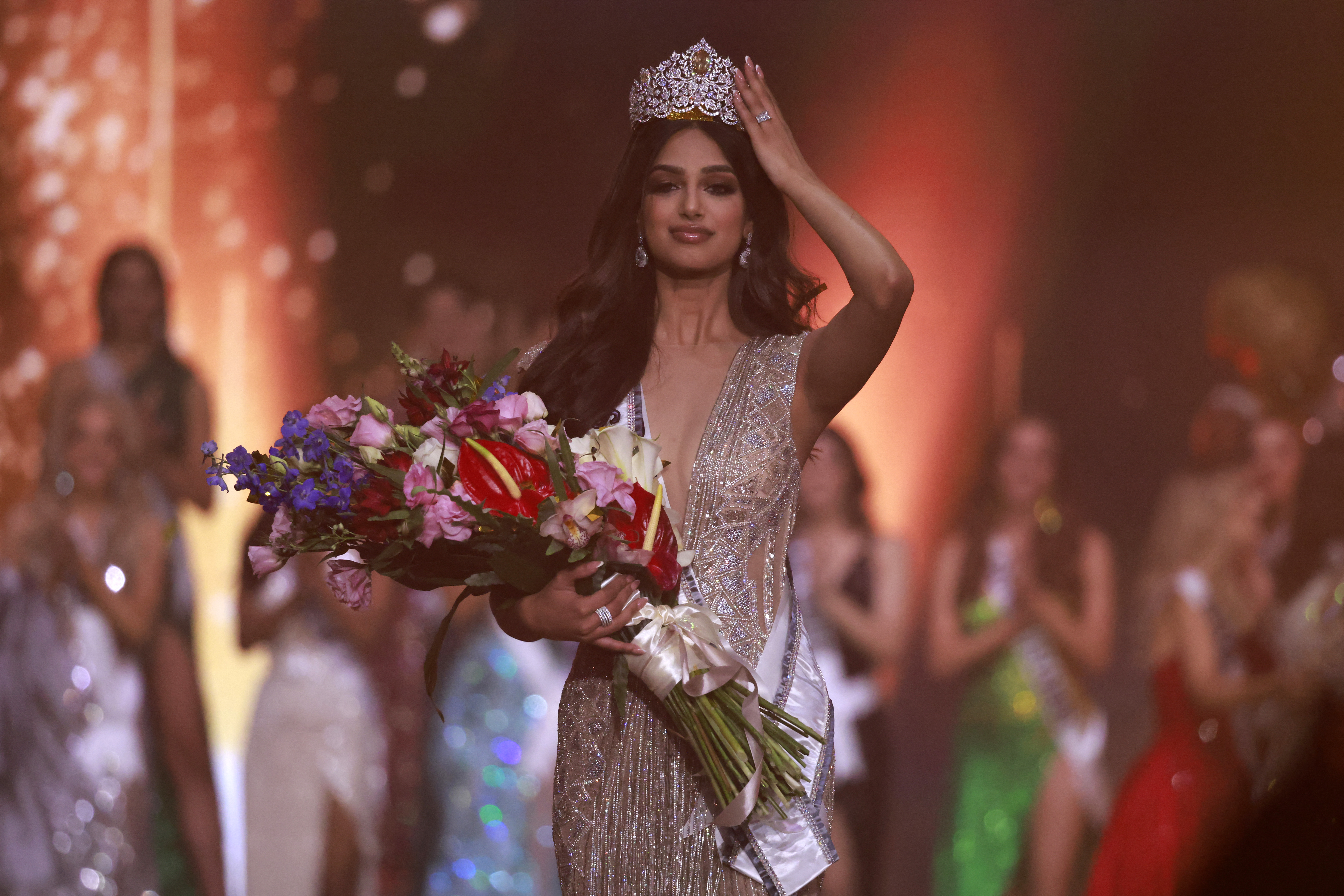 Harnaaz Kaur Sandhu de la India gana el Miss Universo 2021