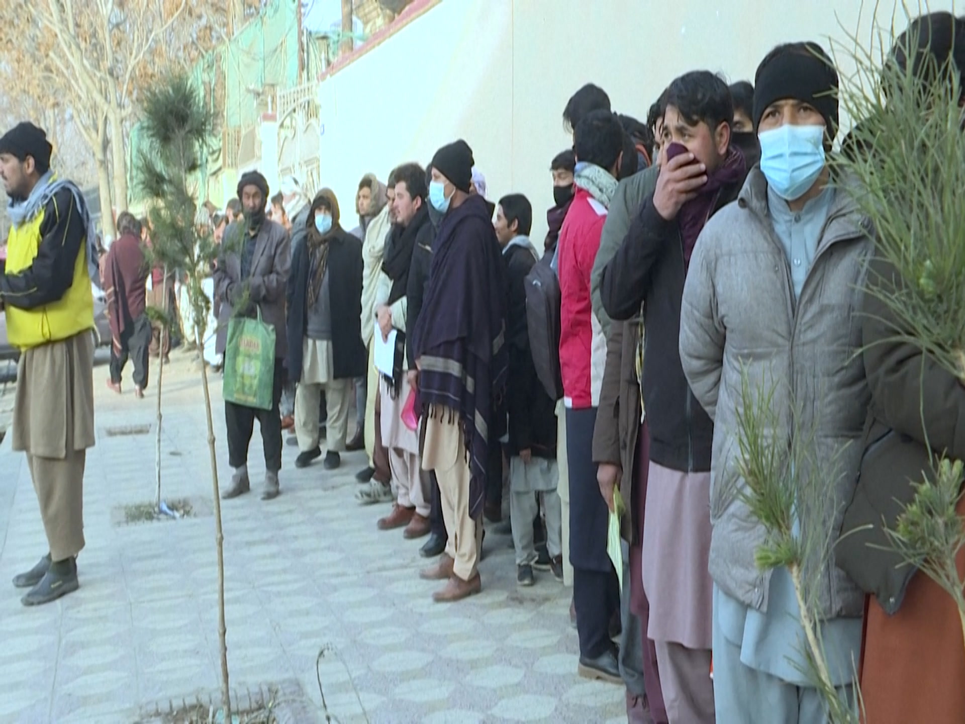 El invierno multiplica las “colas del hambre” en Afganistán